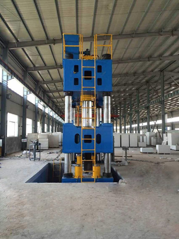 河北玻璃鋼液壓機調(diào)試現(xiàn)場